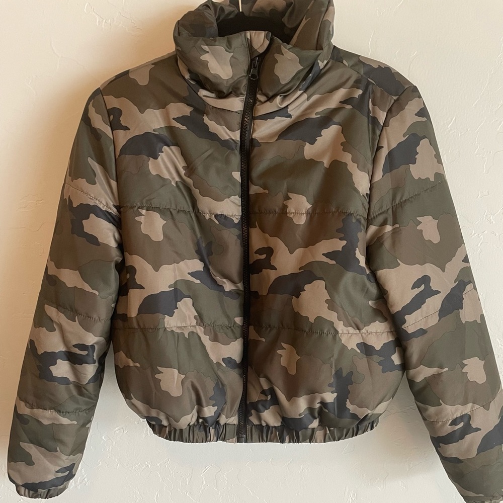 Camo cropped puffer jacket